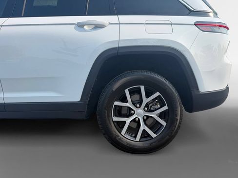 Certified 2025 Jeep Grand Cherokee Limited w/ Trailer Tow Package AWD/4WD image 8