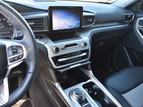 Used 2022 Ford Explorer XLT w/ Equipment Group 202A image 8