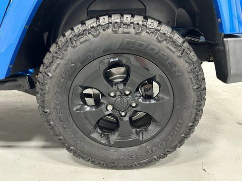 Used 2015 Jeep Wrangler Unlimited Sahara AWD/4WD image 60