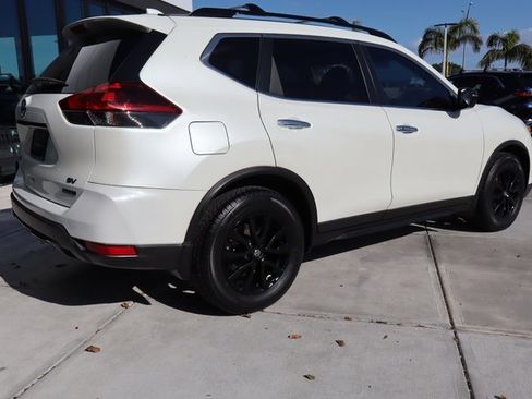 Used 2018 Nissan Rogue SV image 3