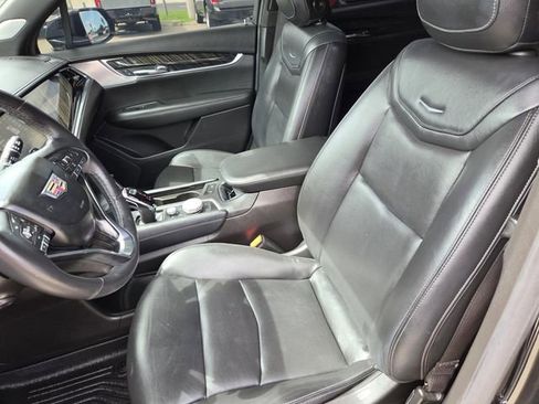 Used 2023 Cadillac XT6 Premium Luxury w/ Technology Package FWD image 4
