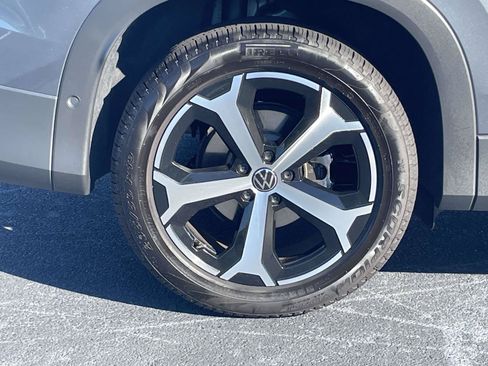 Certified 2026 Volkswagen Tiguan SE w/ Panoramic Sunroof Package FWD image 9