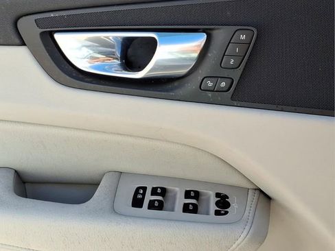 Used 2022 Volvo XC60 B5 Momentum image 19