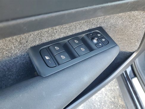 Used 2023 Volvo XC40 B5 Plus w/ Driver Assist Package image 9