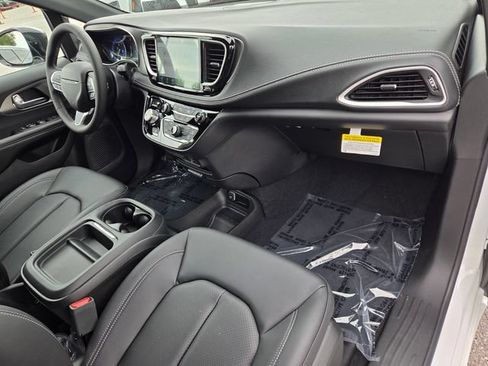 New 2027 Chrysler Pacifica Select w/ Family Tech Group FWD image 14