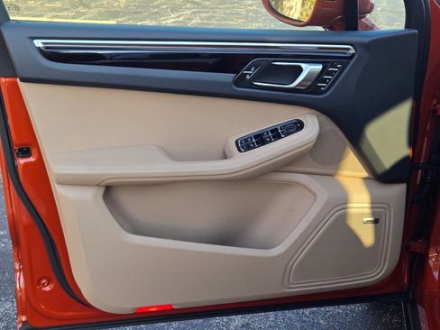 Used 2025 Porsche Macan image 17