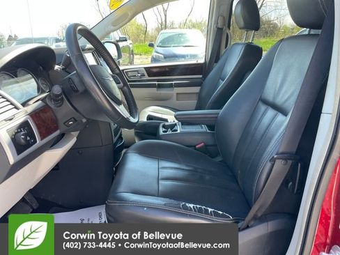 Used 2009 Chrysler Town & Country Touring image 17