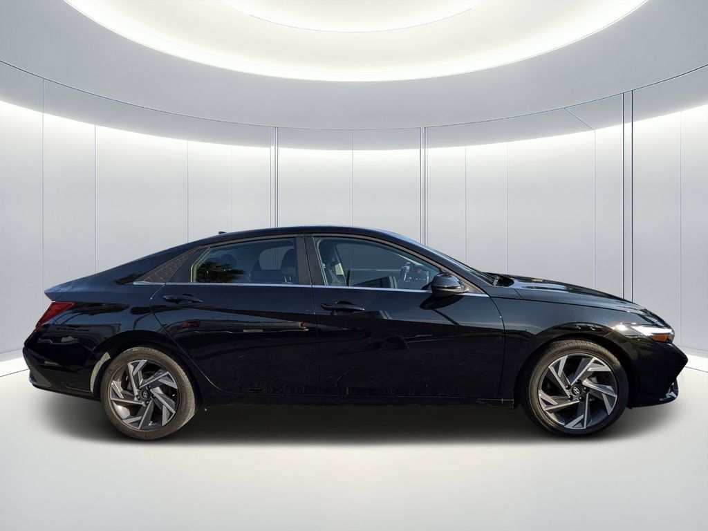 Used 2025 Hyundai Elantra SEL FWD image 3