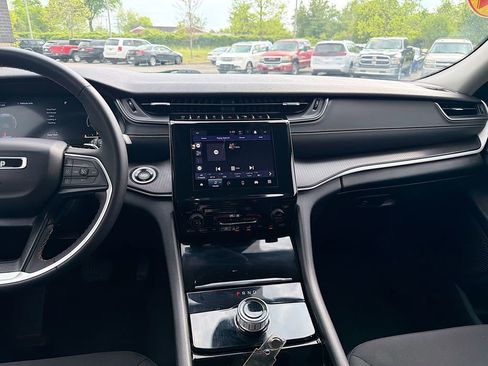 Used 2023 Jeep Grand Cherokee L Laredo image 18