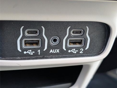 Used 2024 Chrysler Pacifica Touring-L image 24