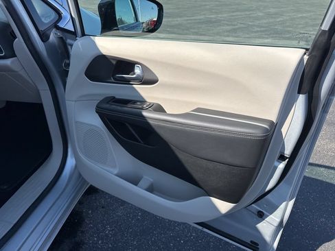 Used 2024 Chrysler Pacifica Touring-L FWD image 48