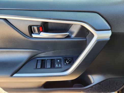 Used 2019 Toyota RAV4 XLE image 17