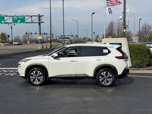 Used 2021 Nissan Rogue SV image 2