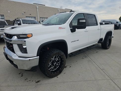 Used 2022 Chevrolet Silverado 2500 LT w/ Convenience Package AWD/4WD image 2
