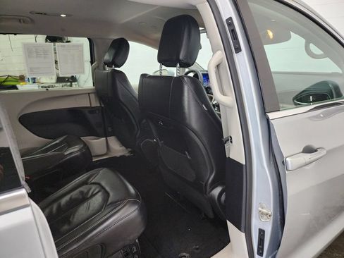 Used 2022 Chrysler Pacifica Touring-L FWD image 33