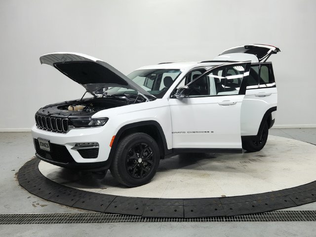 Used 2023 Jeep Grand Cherokee Limited AWD/4WD image 12