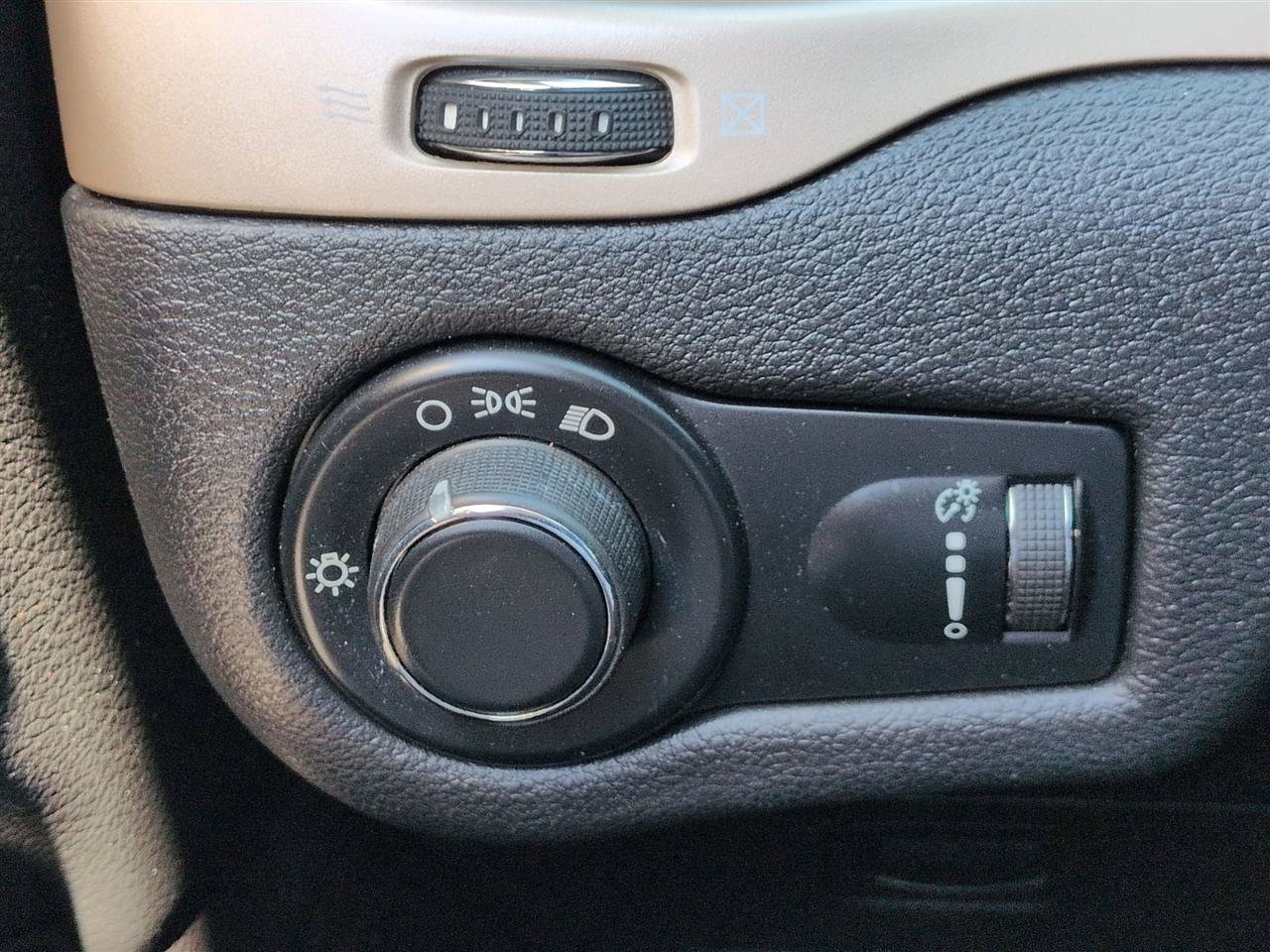 Used 2017 Jeep Cherokee Sport FWD image 17