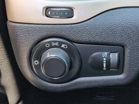 Used 2017 Jeep Cherokee Sport FWD image 17