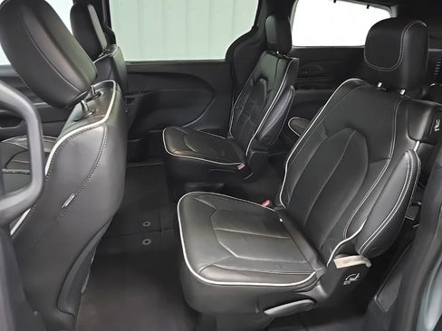 Used 2022 Chrysler Pacifica Limited w/ S Appearance Package image 32