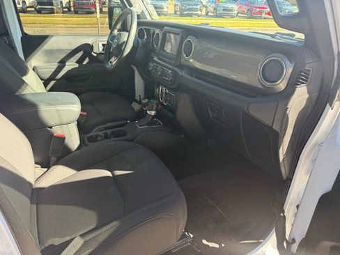 Used 2019 Jeep Wrangler Unlimited Sahara image 27