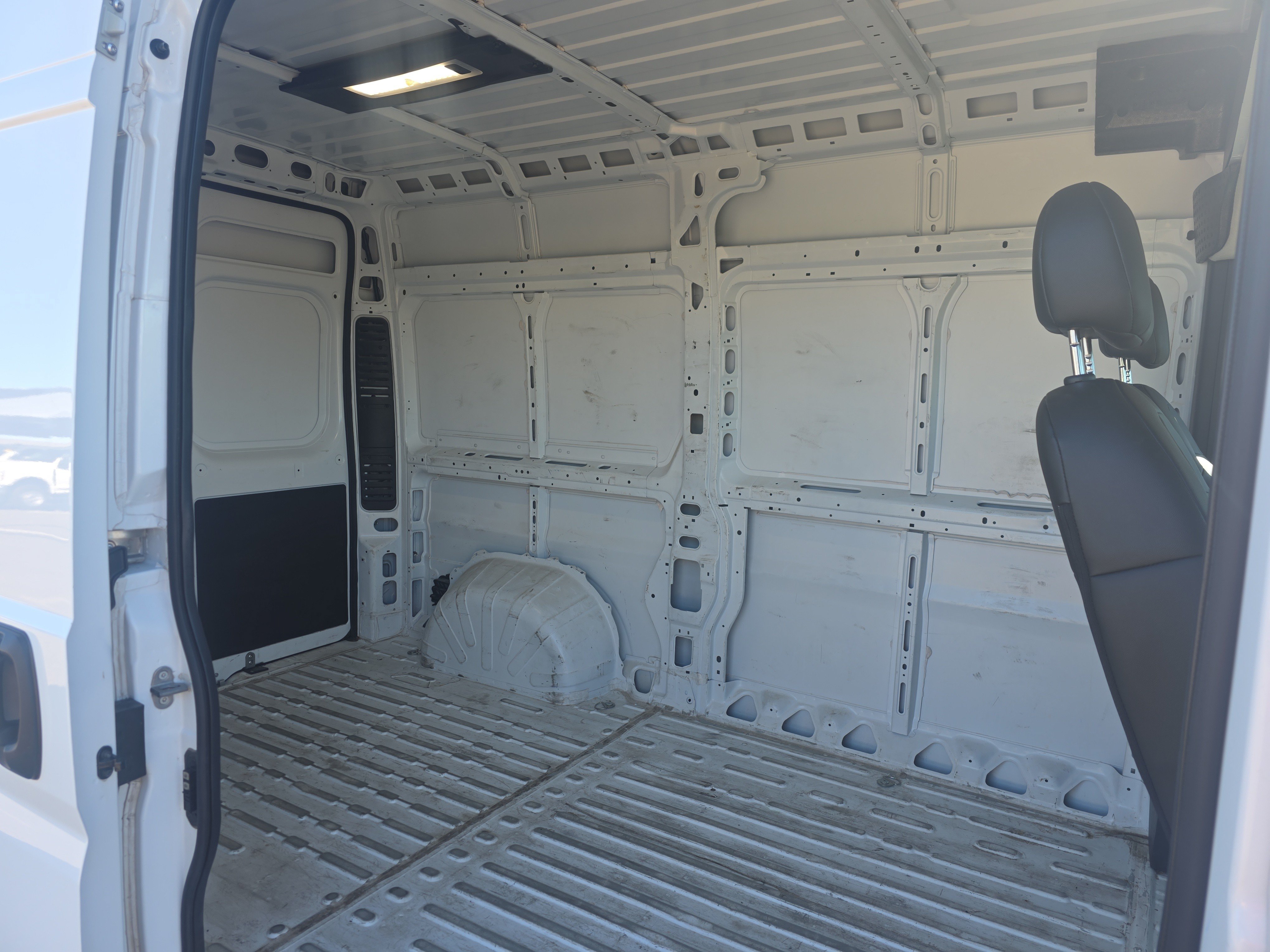 Used 2025 RAM ProMaster 2500 w/ Convenience Group FWD image 14