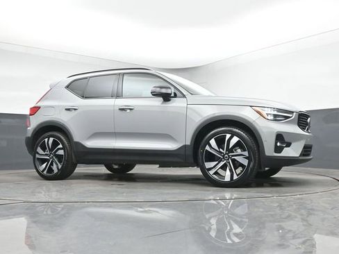 Used 2025 Volvo XC40 B5 Plus AWD/4WD image 36