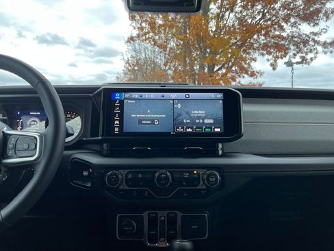 Used 2025 Jeep Wrangler Sahara image 21