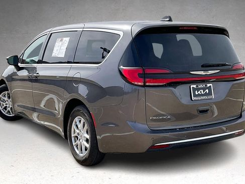Used 2023 Chrysler Pacifica Touring-L image 4
