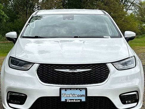 Used 2023 Chrysler Pacifica Touring-L FWD image 3