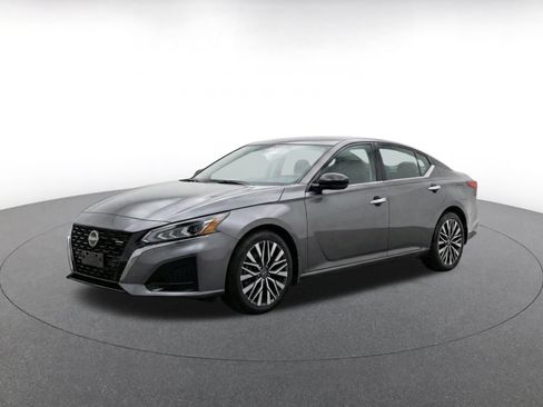 Used 2025 Nissan Altima 2.5 SV FWD image 3