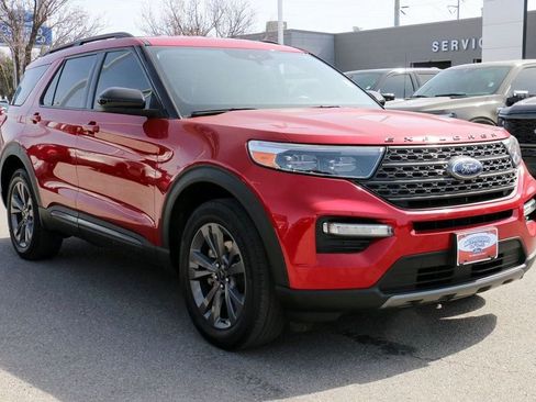 Certified 2022 Ford Explorer XLT w/ Equipment Group 202A image 4