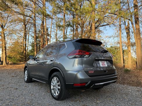 Used 2018 Nissan Rogue SV image 6
