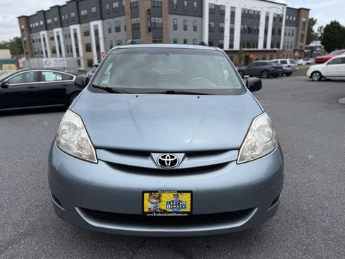Used 2009 Toyota Sienna LE FWD image 2