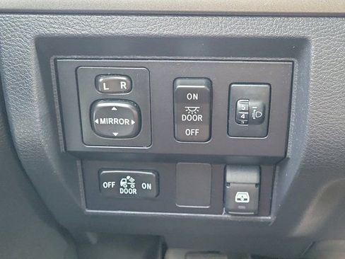 Used 2017 Toyota Tundra SR5 w/ SR5 Upgrade Package AWD/4WD image 19