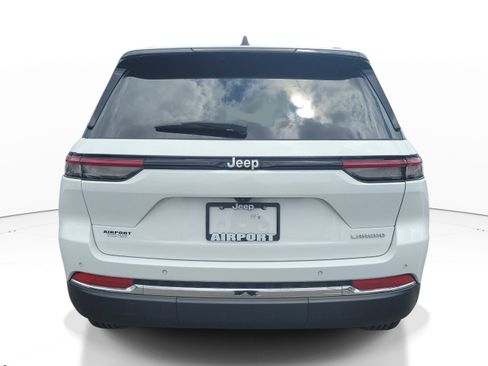 Used 2025 Jeep Grand Cherokee Laredo w/ Luxury Tech Group I RWD image 5