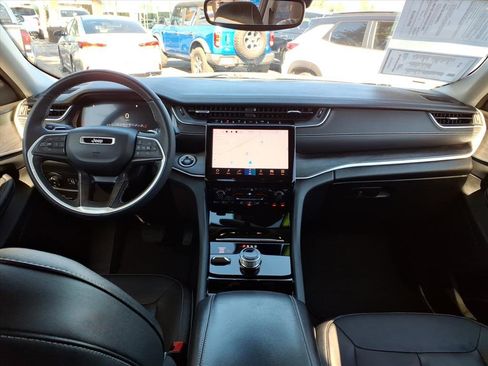 Used 2023 Jeep Grand Cherokee Limited w/ Black Appearance Package image 16