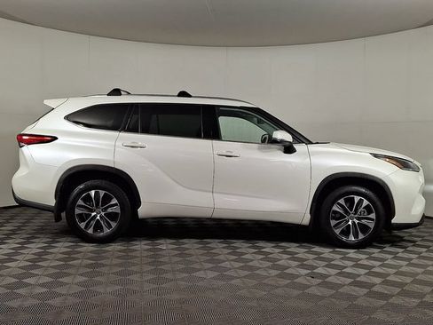 Used 2021 Toyota Highlander XLE AWD/4WD image 10