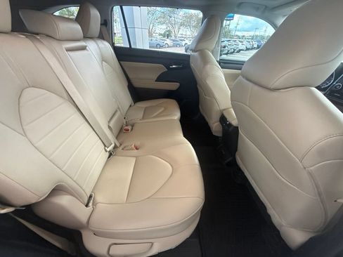 Used 2023 Toyota Highlander XLE FWD image 38