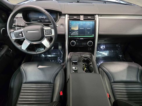 Used 2024 Land Rover Discovery Dynamic SE image 9