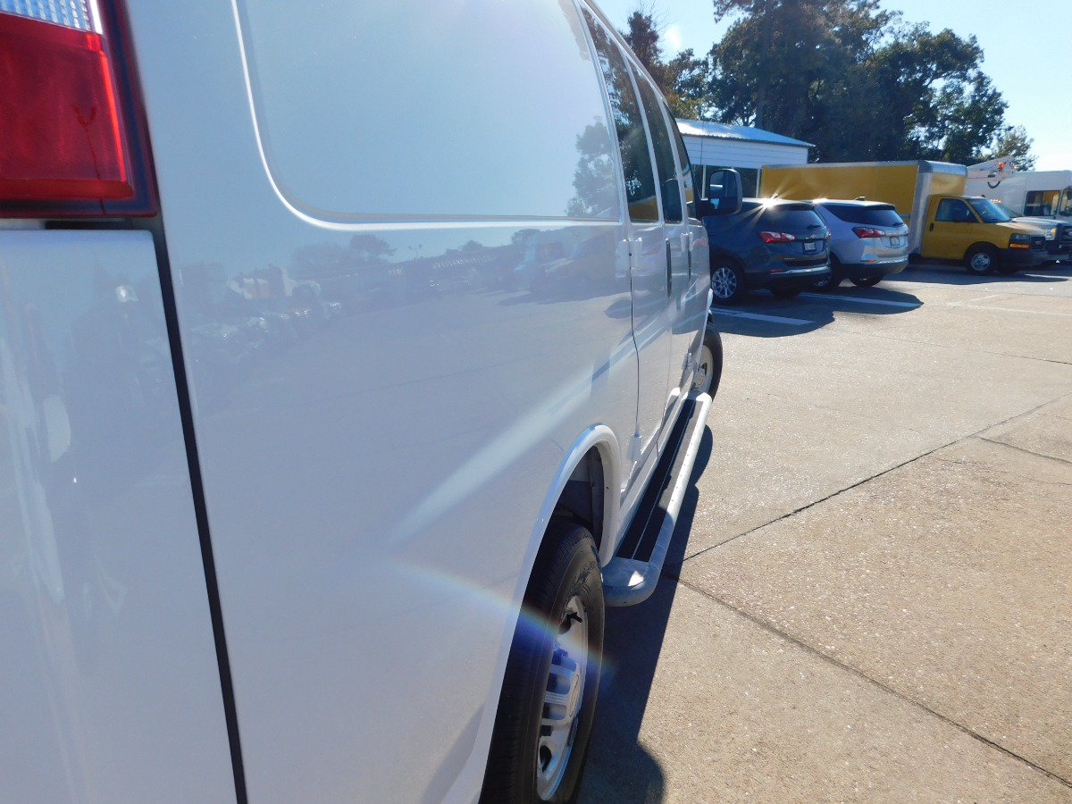 Used 2025 Chevrolet Express 2500 w/ Driver Convenience Package RWD image 10