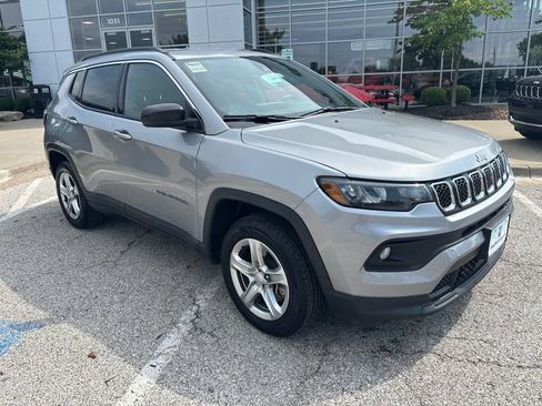 Used 2024 Jeep Compass Latitude AWD/4WD image 6