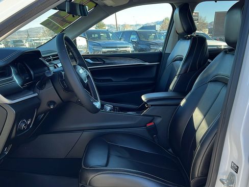 Used 2023 Jeep Grand Cherokee Limited w/ Luxury Tech Group II image 29