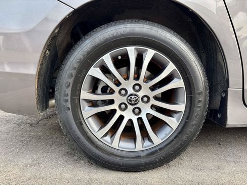Used 2019 Toyota Sienna XLE Premium FWD image 28