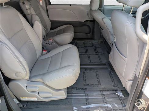 Used 2017 Toyota Sienna XLE FWD image 19
