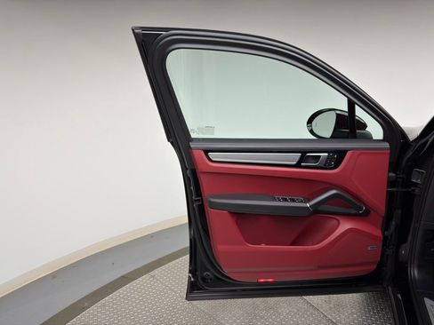 Used 2023 Porsche Cayenne image 10