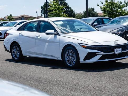 New 2026 Hyundai Elantra Hybrid FWD image 6