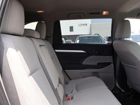Used 2019 Toyota Highlander LE FWD image 12