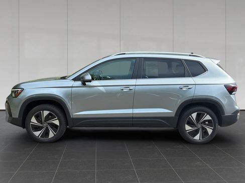 Used 2025 Volkswagen Taos SE AWD/4WD image 2
