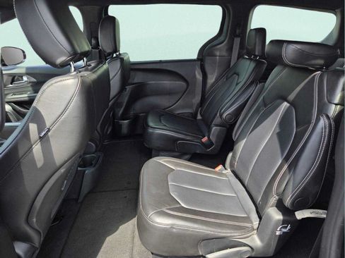 Used 2025 Chrysler Pacifica Select FWD image 12