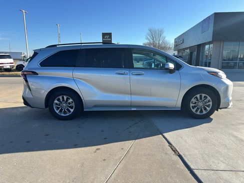 Used 2024 Toyota Sienna XLE image 7